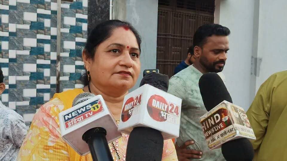 चित्रकूट से इस वक्त की खबर है, जहां नगर पालिका परिषद के वार्ड नंबर 21 शास्त्री नगर में विकास कार्यों को गति देने की दिशा में एक और कदम उठाया गया है।
सेवा पखवाड़ा के तहत शास्त्री नगर में करीब 36 लाख रुपये की लागत से नाली और सीसी सड़क निर्माण कार्य का भूमि पूजन किया गया।
अधिशासी अधिकारी राजकिशोर वर्मा की मौजूदगी में वार्ड सभासद शंकर प्रसाद यादव ने भूमि पूजन कर निर्माण कार्य का शुभारंभ किया।
यह निर्माण कार्य विनोद सोनी के घर से अभिषेक मिश्रा के घर तक कराया जाएगा। इससे जहां स्थानीय लोगों को आवागमन में सुविधा मिलेगी, वहीं जल निकासी की समस्या से भी राहत मिलने की उम्मीद है।
सभासद शंकर यादव ने विकास कार्य के लिए नगर पालिका अध्यक्ष नरेंद्र गुप्ता और अधिशासी अधिकारी का आभार जताया।
वहीं अधिशासी अधिकारी राजकिशोर वर्मा ने बताया कि करीब 36 लाख रुपये की लागत से नाली और सीसी सड़क का निर्माण कराया जा रहा है, जिसका उद्देश्य वार्डवासियों को बेहतर सड़क और जल निकासी की सुविधा उपलब्ध कराना है।
भूमि पूजन कार्यक्रम में नगर पालिका अध्यक्ष नरेंद्र गुप्ता, अवर अभियंता शुभम तिवारी, ठेकेदार सुरेश पांडे समेत नगर पालिका के अधिकारी-कर्मचारी, स्थानीय जनप्रतिनिधि और बड़ी संख्या में वार्डवासी मौजूद रहे।
स्थानीय लोगों ने विकास कार्य शुरू होने पर खुशी जताते हुए उम्मीद जताई कि निर्माण पूरा होने के बाद शास्त्री नगर में सड़क और जल निकासी की समस्या काफी हद तक दूर होगी।