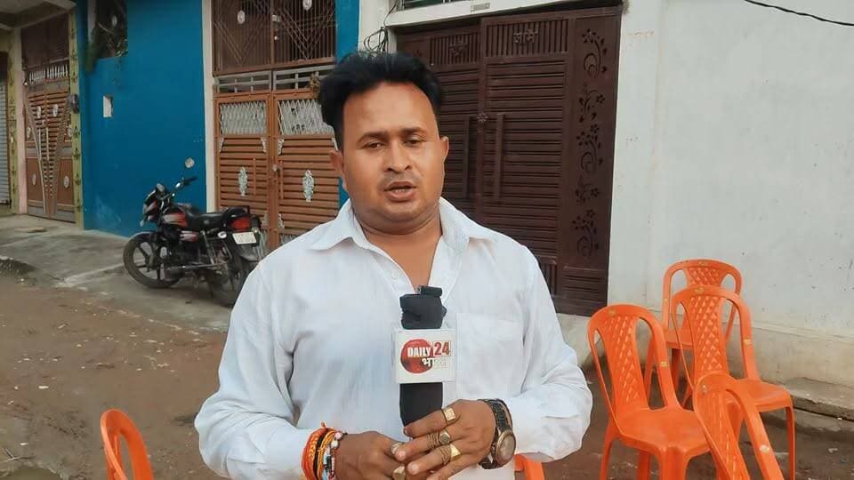 चित्रकूट से इस वक्त की खबर है, जहां नगर पालिका परिषद के वार्ड नंबर 21 शास्त्री नगर में विकास कार्यों को गति देने की दिशा में एक और कदम उठाया गया है।
सेवा पखवाड़ा के तहत शास्त्री नगर में करीब 36 लाख रुपये की लागत से नाली और सीसी सड़क निर्माण कार्य का भूमि पूजन किया गया।
अधिशासी अधिकारी राजकिशोर वर्मा की मौजूदगी में वार्ड सभासद शंकर प्रसाद यादव ने भूमि पूजन कर निर्माण कार्य का शुभारंभ किया।
यह निर्माण कार्य विनोद सोनी के घर से अभिषेक मिश्रा के घर तक कराया जाएगा। इससे जहां स्थानीय लोगों को आवागमन में सुविधा मिलेगी, वहीं जल निकासी की समस्या से भी राहत मिलने की उम्मीद है।
सभासद शंकर यादव ने विकास कार्य के लिए नगर पालिका अध्यक्ष नरेंद्र गुप्ता और अधिशासी अधिकारी का आभार जताया।
वहीं अधिशासी अधिकारी राजकिशोर वर्मा ने बताया कि करीब 36 लाख रुपये की लागत से नाली और सीसी सड़क का निर्माण कराया जा रहा है, जिसका उद्देश्य वार्डवासियों को बेहतर सड़क और जल निकासी की सुविधा उपलब्ध कराना है।
भूमि पूजन कार्यक्रम में नगर पालिका अध्यक्ष नरेंद्र गुप्ता, अवर अभियंता शुभम तिवारी, ठेकेदार सुरेश पांडे समेत नगर पालिका के अधिकारी-कर्मचारी, स्थानीय जनप्रतिनिधि और बड़ी संख्या में वार्डवासी मौजूद रहे।
स्थानीय लोगों ने विकास कार्य शुरू होने पर खुशी जताते हुए उम्मीद जताई कि निर्माण पूरा होने के बाद शास्त्री नगर में सड़क और जल निकासी की समस्या काफी हद तक दूर होगी।