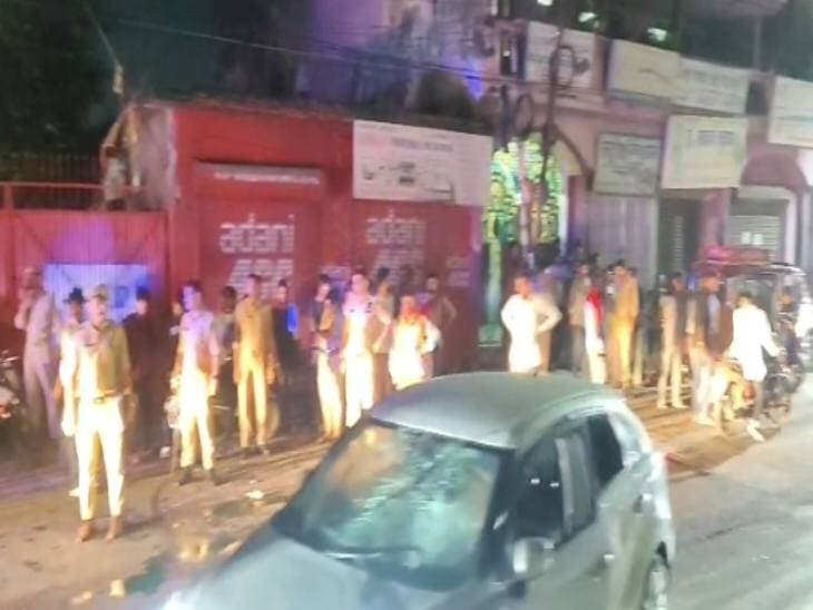 *शाहजहांपुर में कार की टक्कर से पति-पत्नी और बच्चा घायल:* गुस्साए लोगों ने कार में तोड़फोड़ की, पुलिस ने घायलों को अस्पताल पहुंचाया, थाना सदर बाजार क्षेत्र की घटना।