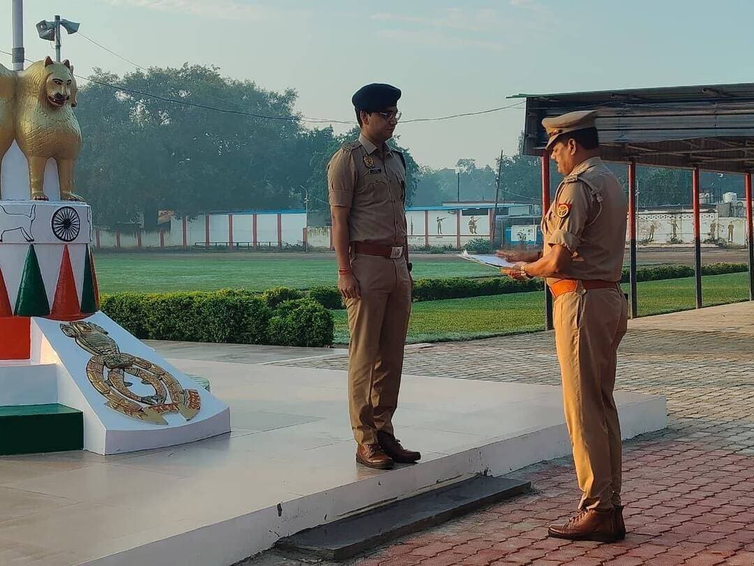 शाहजहांपुर -अपर पुलिस अधीक्षक नगर द्वारा साप्ताहिक मंगलवार परेड की सलामी लेकर पुलिस लाइन का किया गया निरीक्षण।