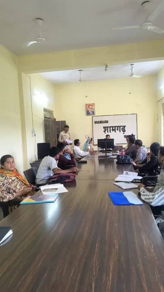🔴 लाइव | शामगढ़ में विशेष जनसुनवाई कैंप
आज मंगलवार को शामगढ़ में विशेष कैंप लगाकर जनसुनवाई का आयोजन किया जा रहा है। गरोठ एसडीएम राहुल चौहान की मौजूदगी में शामगढ़ राजस्व विभाग के तहसीलदार सहित विभिन्न विभागों के अधिकारी-कर्मचारी लोगों की समस्याएं सुन रहे हैं और उनके निराकरण के लिए आवश्यक कार्रवाई की जा रही है।
मौके से देखिए जनसुनवाई का लाइव अपडेट…
#जनसुनवाई #शामगढ़ #गरोठ #मंदसौर #यशस्वीदुनिया