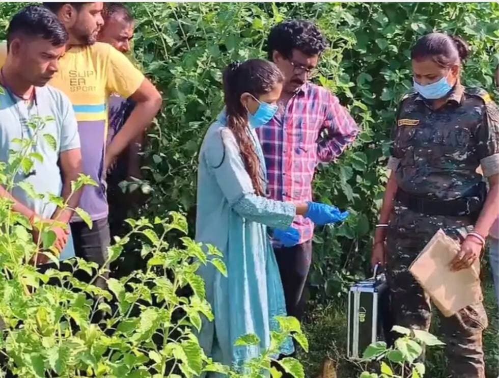 जहानाबाद में रेलवे ट्रैक के पास युवक का शव मिलने से सनसनी
जहानाबाद के परस बिगहा थाना क्षेत्र में मंगलवार सुबह रेलवे ट्रैक के पास एक युवक का शव मिलने से इलाके में खलबली मच गई। मृतक की पहचान शहर के बड़ी संगत मोहल्ला निवासी सौरभ कुमार, पिता विजय कुमार सिन्हा के रूप में हुई है। सौरभ मुजफ्फरपुर में बजाज फाइनेंस कंपनी में नौकरी करते थे और सोमवार को ही जहानाबाद स्थित अपने घर आए थे।
जानकारी के अनुसार, सोमवार शाम सौरभ स्कूटी से दोस्तों से मिलने घर से निकले थे। देर रात तक वापस नहीं लौटने पर परिजनों ने मोबाइल पर संपर्क करने का प्रयास किया, लेकिन फोन बंद मिला।
मंगलवार सुबह रेलवे ट्रैक के पास शव मिलने की सूचना पर लोगों की भीड़ जुट गई। शव के पास मिले पर्स से संपर्क नंबर मिलने के बाद परिजनों को सूचना दी गई। मौके पर पहुंचे परिजनों ने शव की पहचान सौरभ कुमार के रूप में की।
परिजनों ने जताई हत्या की आशंका
परिजनों का आरोप है कि सौरभ के मोबाइल को रिसेट कर उसमें लगा सिम कार्ड निकाल दिया गया था। वहीं, उनकी स्कूटी भी घटनास्थल से अलग स्थान पर मिली। इन परिस्थितियों को लेकर परिजनों ने हत्या की आशंका जताते हुए मामले की जांच और आरोपियों की गिरफ्तारी की मांग की है।
सूचना मिलने पर परस बिगहा थाना प्रभारी सर्वनारायण पुलिस टीम के साथ मौके पर पहुंचे। फॉरेंसिक टीम ने भी घटनास्थल से साक्ष्य जुटाए। पुलिस पूरे मामले की जांच में जुटी है। शव को पोस्टमार्टम के लिए भेजे जाने की कार्रवाई की जा रही है।
#Jehanabad #जहानाबाद #Parsabigha #CrimeNews #BiharNews #JahanabadLive #BreakingNews
