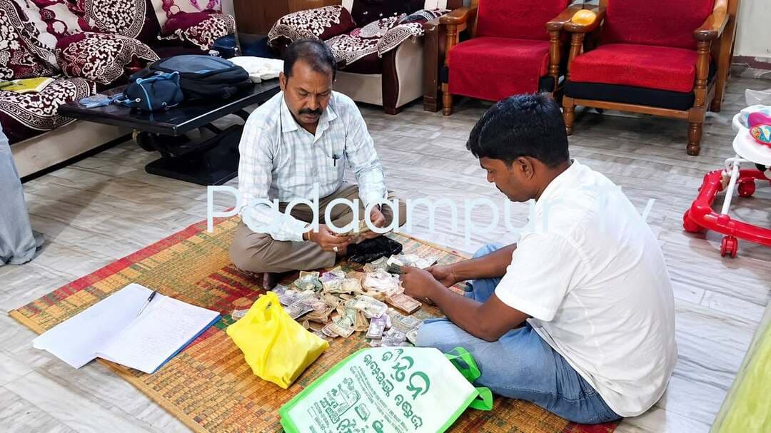 👉 ଆୟ ବହିର୍ଭୂତ ସମ୍ପତ୍ତି ଅଭିଯୋଗରେ ପିଇଓଙ୍କ ଘରେ ଭିଜିଲାନ୍ସ ଚଢ଼ାଉ
ବରଗଡ଼: ଆୟ ବହିର୍ଭୂତ ସମ୍ପତ୍ତି ଠୁଳ ଅଭିଯୋଗରେ ଗାଇସିଲେଟ ବ୍ଲକ କନ୍ଧାଗାର୍ଡ ଗ୍ରାମର ପିଇଓ କାର୍ତ୍ତିକ ବେହେରାଙ୍କ ଘର ଓ କାର୍ଯ୍ୟାଳୟରେ ଭିଜିଲାନ୍ସ ଚଢ଼ାଉ ହୋଇଛି।
ସମ୍ବଲପୁର ଡିଭିଜନ ଭିଜିଲାନ୍ସ ଟିମ୍ ଏକକାଳୀନ ଭାବେ ତାଙ୍କ ବାସଭବନ ଓ ଗାଇସିଲେଟ ବ୍ଲକ କାର୍ଯ୍ୟାଳୟରେ ଯାଞ୍ଚ ଜାରି ରଖିଛି। ଚଢ଼ାଉ ବେଳେ ଆଲିସାନ ଘର, ପିକଅପ୍, ସ୍କର୍ପିଓ, ଟ୍ରାକ୍ଟର ଓ ୩ଟି ମୋଟରସାଇକେଲ ସମେତ ନଗଦ ଟଙ୍କା, ଏଟିଏମ୍ କାର୍ଡ ଓ ଜମିଜମା କାଗଜପତ୍ର ଯାଞ୍ଚ କରାଯାଉଛି।