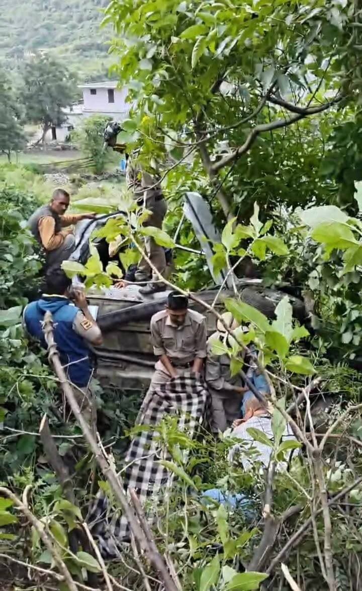 हिमाचल प्के आनी में दर्दनाक हादसा: गहरी खाई में गिरी कार, चार की मौत, एक गंभीर घायल। हरीपुर-नागण क्षेत्र में हुआ हादसा,
हादसे को सूचना मिलते ही विधायक लोकेंद्र कुमार स्थानीय लोगों और प्रशासन के साथ मिल कर राहत और बचाव कार्य में जुटे।
कुल्लू जिले के आनी उपमंडल में मंगलवार तड़के हुए एक भीषण सड़क हादसे ने इलाके को झकझोर कर रख दिया। हरिपुर-नागन क्षेत्र में नेशनल हाईवे-305 पर करीब साढ़े तीन बजे एक कार दुर्घटनाग्रस्त हो गई। हादसा इतना गंभीर था कि कार में सवार चार लोगों की जान चली गई, जबकि एक व्यक्ति घायल हो गया। प्रारंभिक जानकारी के अनुसार हादसे के समय कार में करीब पांच लोग सवार थे। दुर्घटना की सूचना मिलते ही प्रशासन, पुलिस और अग्निशमन विभाग की टीमें सक्रिय हो गईं। घटनास्थल पर सर्च एवं रेस्क्यू ऑपरेशन चलाया गया और राहत-बचाव कार्य के बाद घायलों को अस्पताल पहुंचाने की कार्रवाई की गई।हादसे में चार लोगों की मौत
हादसे में जान गंवाने वालों की पहचान राहुल राणा पुत्र जगदीश, विवेक राणा पुत्र हीरा सिंह, गुंजन पुत्र राम प्रकाश और बालकृष्ण पुत्र धिक राम के रूप में हुई है। बताया गया है कि चारों मृतक आनी उपमंडल के जाबो गांव के रहने वाले थे। हादसे की खबर गांव पहुंचते ही परिवारों और स्थानीय लोगों में शोक की लहर दौड़ गई।
एक घायल, रामपुर अस्पताल रेफर
हादसे में सुरेश कुमार पुत्र मोहन लाल घायल हुए हैं। उन्हें उपचार के लिए रामपुर अस्पताल रेफर किया गया है। घायल की स्थिति को लेकर विस्तृत जानकारी फिलहाल सामने नहीं आई है।
शादी समारोह से लौट रहे थे सभी
प्रारंभिक जानकारी के मुताबिक कार सवार सभी लोग कुमारसैन के बड़ागांव में एक शादी समारोह में शामिल होने के बाद वापस लौट रहे थे। इसी दौरान हरिपुर-नागन क्षेत्र में एनएच-305 पर यह हादसा हो गया। हादसे की वजह क्या रही, वाहन सड़क से कैसे दुर्घटनाग्रस्त हुआ और दुर्घटना के पीछे कौन से परिस्थितियां थीं, इसका पता पुलिस की जांच के बाद ही चल पाएगा। फिलहाल पुलिस और प्रशासन की ओर से मामले में आगामी कार्रवाई की जा रही है। तड़के हुए इस हादसे ने एक ही गांव के परिवारों को गहरे दुख में डाल दिया है। हादसे की सूचना के बाद घटनास्थल पर राहत एवं बचाव दलों की गतिविधियां जारी रहीं और प्रशासन की ओर से पूरे मामले की जानकारी जुटाई जा रही है।