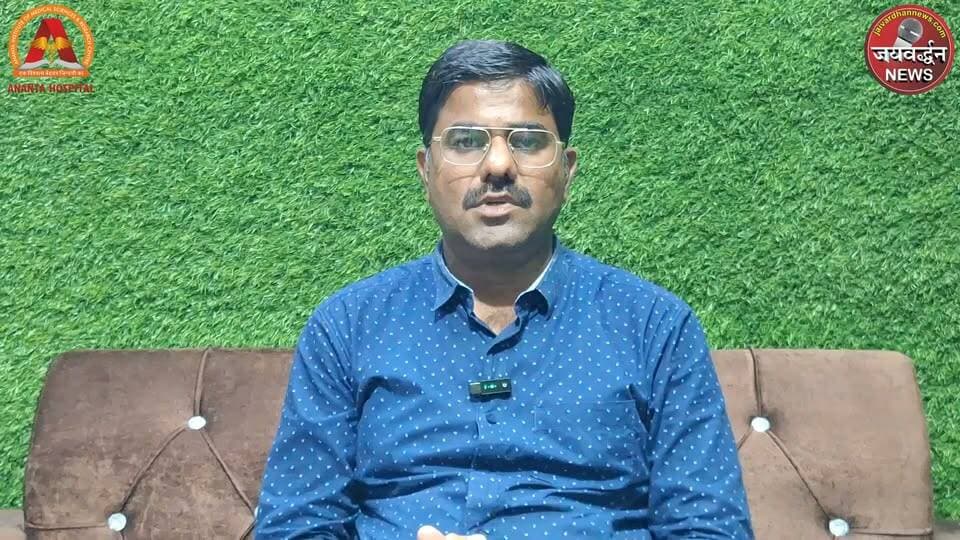 राजसमंद में चरित्र पर संदेह को लेकर पति ने की पत्नी की ह#त्या
.
कुवांरिया कस्बे के समीपवर्ती गाडरियावास मोहल्ले में शनिवार देर रात सिर पर पत्थर मारकर महिला की ह.त्या करने का मामला सामने आया है। कुंवारिया क्षेत्र में घटी वारदात के बाद इलाके में सनसनी फैल गई। पीहर पक्ष ने पति पर पत्नी के चरित्र पर संदेह को लेकर मारपीट कर ह.त्या करने का आरोप लगाया है। वारदात के बाद आरोपी मौके से फरार हो गया। सूचना मिलने पर परिजन महिला के शव को लेकर राजसमंद के आरके अस्पताल पहुंचे, जहां डॉक्टरों ने मृत घोषित कर दिया।
.
#Rajsamandnews #Murder #Kunwariya #Jaivardhannews