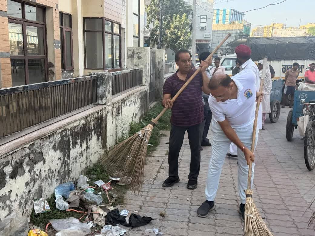 फतेहपुर सेक्टर-20 में स्वच्छता अभियान, मेयर शाम लाल बंसल ने खुद सफाई कार्य में लिया हिस्सा
पंचकूला के फतेहपुर सेक्टर-20 स्थित वार्ड नंबर 14 में आयोजित स्वच्छता अभियान में नगर निगम पंचकूला के मेयर शाम लाल बंसल ने सक्रिय सहभागिता निभाई। उन्होंने वार्ड नंबर 14 के पार्षद राकेश गोयल और स्थानीय नागरिकों के साथ मिलकर स्वयं स्वच्छता कार्य में हिस्सा लिया और लोगों को स्वच्छ एवं सुंदर वातावरण बनाए रखने का संदेश दिया।
मेयर शाम लाल बंसल ने कहा कि स्वच्छता केवल एक अभियान नहीं, बल्कि हम सभी की सामूहिक जिम्मेदारी है। उन्होंने पंचकूला वासियों से अपने घर के साथ-साथ आसपास के क्षेत्र को भी स्वच्छ रखने, कूड़ा निर्धारित स्थान पर डालने और अन्य लोगों को भी स्वच्छता के प्रति जागरूक करने का आग्रह किया। उन्होंने कहा कि स्वच्छ गलियां, साफ सड़कें और स्वस्थ वातावरण शहर की सुंदरता के साथ-साथ नागरिकों के जीवन की गुणवत्ता को भी बेहतर बनाते हैं।
पंचकूला की हर बड़ी खबर के लिए Follow करें।
#panchkulanews #panchkula #panchkulasocialmedia