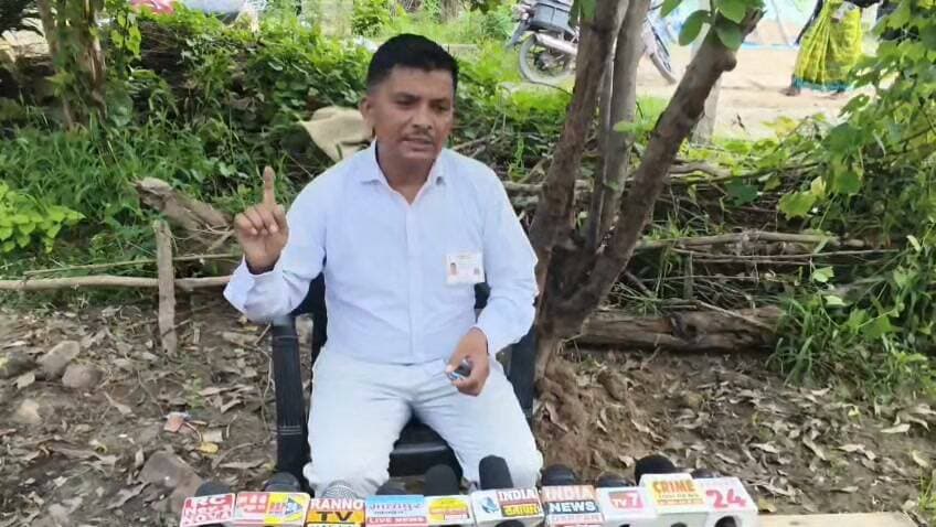 #नाबालिग के #बैंक खाते से कथित #धोखाधड़ी का मामला #गरमाया।।
#viralpost #DMPrayagraj #CMYogi