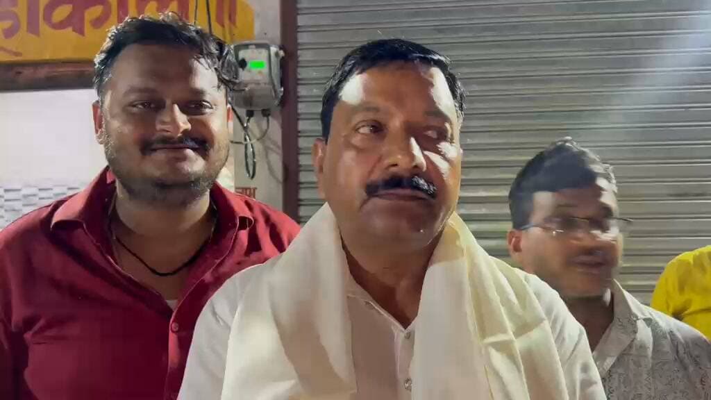 फिरोजाबाद में व्यापारी नेताओं ने क्यों किया पुलिस टीम का माला पहनाकर जोरदार स्वागत
फिरोजाबाद की गल्ला मंडी में हुई चोरी की बड़ी वारदात से व्यापारियों में भारी आक्रोश था। मामला दर्ज होते ही थाना दक्षिण पुलिस ने जाल बिछाकर तीनों शातिर आरोपियों को धर दबोचा और चोरी की पूरी की पूरी रकम (₹6,28,260) बरामद कर ली।
पुलिस की इस मुस्तैदी और त्वरित कार्रवाई से गल्ला मंडी के व्यापारी बेहद खुश नजर आए। इसी खुशी में 'भारतीय उद्योग व्यापार मंडल' द्वारा एक भव्य सम्मान समारोह आयोजित किया गया।
कार्यक्रम में जिलाध्यक्ष रामनरेश कटरा, महानगर अध्यक्ष प्रशांत माहेश्वरी समेत बड़ी संख्या में स्थानीय व्यापारी और पुलिस अधिकारी मौजूद रहे।
💬 पुलिस की इस शानदार और तेज कार्रवाई पर आपकी क्या राय है? कमेंट में जरूर बताएं!
📢 इस खबर को ज्यादा से ज्यादा शेयर (SHARE) करें और हमारे पेज को फॉलो करना न भूलें!
@Firozabad Police @UP Police
#Firozabad #FirozabadNews #UPPolice #FirozabadPolice #CrimeNews #BreakingNews #ViralNews #PoliceRespect #GallaMandi #UPNews #ViralPost #ShareAndLike