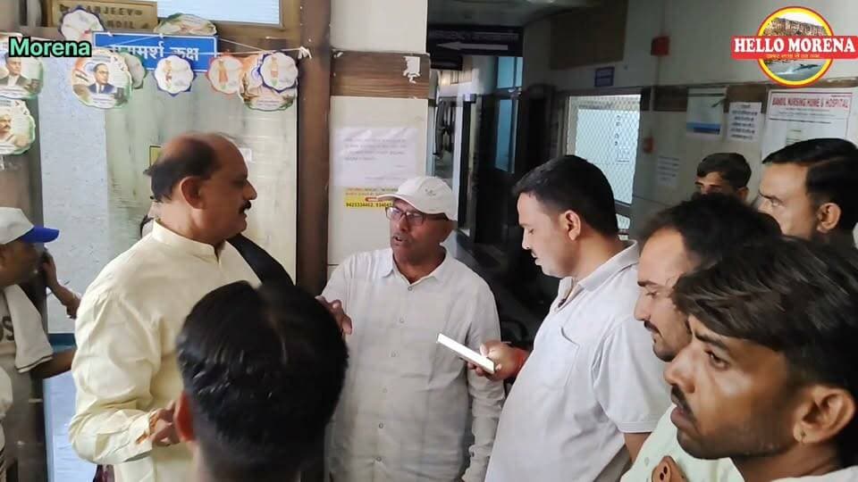 एक और नर्सिंग होम में युवक मरा, सोमवार को किया था ऑपरेशन, घंटों तड़फड़ाने के बाद आज हो गई मौत👇
इस बार हड्डी के डॉक्टर संजीव बांदिल के निजी अस्पताल में हुई घटना। पहले भी एनेस्थीसिया देने के बाद ऑपरेशन थियेटर में एक मरीज ने तोड़ा था दम। क्या कहा परिजन ने सुनिये।