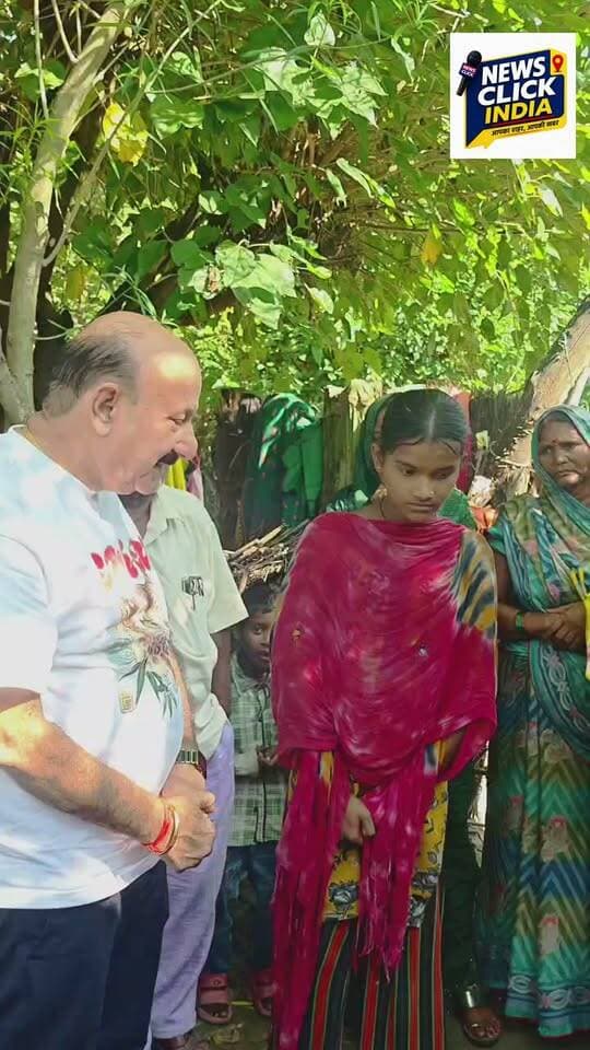 #LakhimpurKheri: शेर से दादी की जान बचाने वाली अंशिका से मिले विधायक रोमी साहनी, पलिया विधानसभा के विशेनपुरी कॉलोनी में शेर ने चम्पा देवी यादव पर हमला किया था, पोती अंशिका ने डंडे से शेर का मुकाबला कर दादी की जान बचाई, विधायक ने चम्पा देवी के इलाज के लिए 10 हजार रुपये की सहायता और अंशिका को 5 हजार रुपये की प्रोत्साहन राशि दी, विधायक ने अंशिका की बहादुरी को लेकर जिलाधिकारी और प्रधानमंत्री कार्यालय को पत्र भेजकर 26 जनवरी पर सम्मानित किए जाने की मांग की
#लखीमपुरखीरी #पलिया #रोमीसाहनी #अंशिका #विशेनपुरी #चम्पादेवी #बाघ #वन्यजीव #बहादुरी #सम्मान #Dudhwa #LakhimpurKheri #Palia #TigerAttack #Bravery #UttarPradesh। Romi Sahni Bharatiya Janata Party (BJP) Aazad Samaj Party - Kanshi Ram Samajwadi Party
#