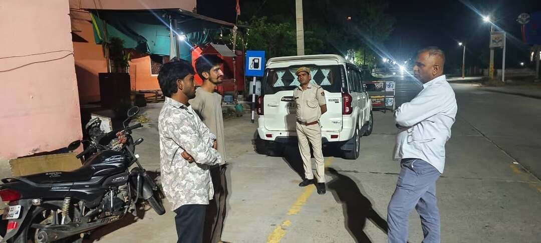 *डॉ0 प्यारे लाल शिवरान,पुलिस अधीक्षक, जिला डीडवाना-कुचामन द्वारा रात्रिकालीन गश्त को किया गया चैक।*
▪️पुलिस थाना चितावा, पुलिस चौकी सुदरासन एवं पुलिस चौकी घाटवा की आकस्मिक चैकिंग की गई।
▪️रात्रि में चलने वाली स्लीपर बसों को चैक किया गया।
▪️कानून एवं सुरक्षा व्यवस्था को और अधिक सुदृढ़ बनाने तथा रात्रिकालीन पुलिसिंग को प्रभावी बनाने के उद्देश्य की गई चैकिंग।