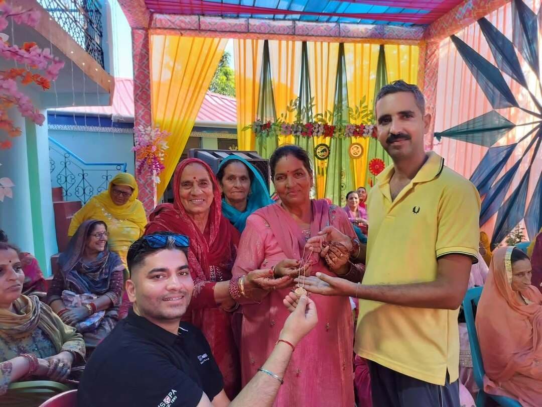 सड़क पर मिला 2.5 लाख का सोने का चेन-लॉकेट सेट, मालिक को लौटाकर दिखाई ईमानदारी