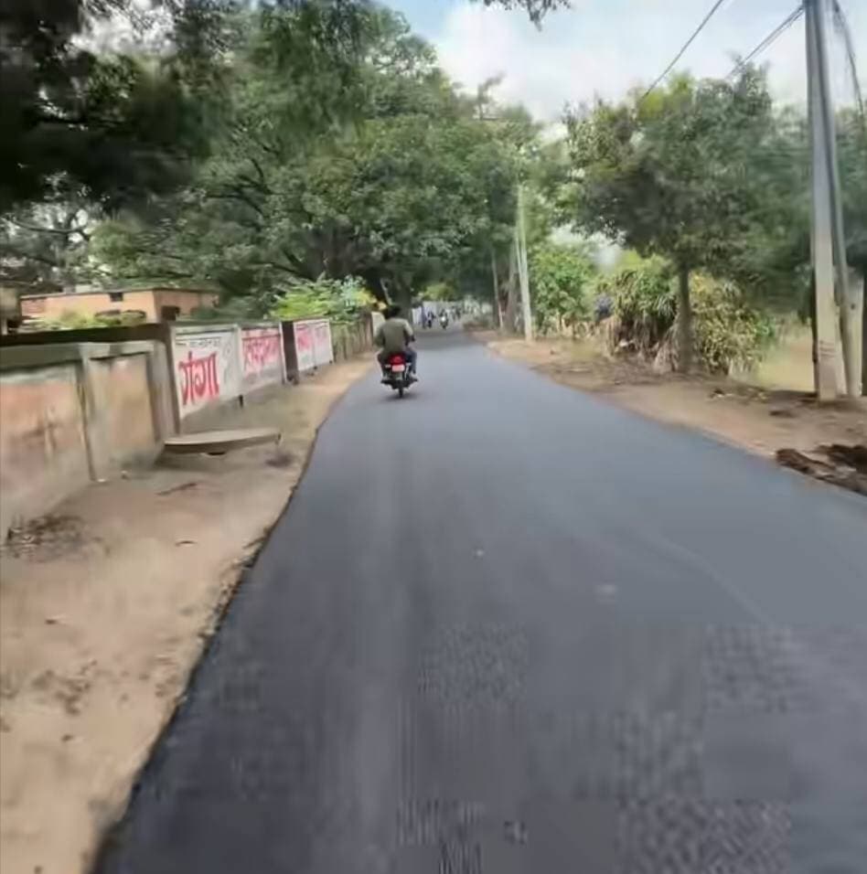 सीएम के आगमन पर 34 साल बाद जागी सड़क की किस्मत, रातों-रात बिछा अलकतरा... लोग बोले - हर माह आते तो शहर यूं ही चमकता रहता! खबर कमेंट बॉक्स में