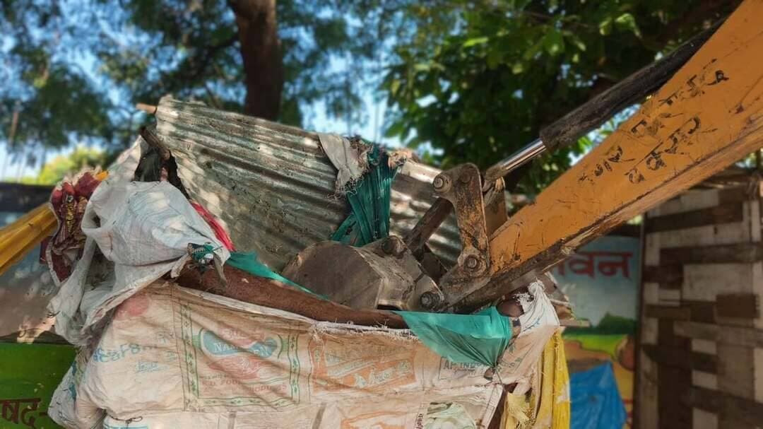 रामरेखा घाट रोड पर गरजी जेसीबी, फुटपाथ के अवैध कब्जों पर चला प्रशासन का बुलडोजर .. खबर कमेंट बॉक्स में