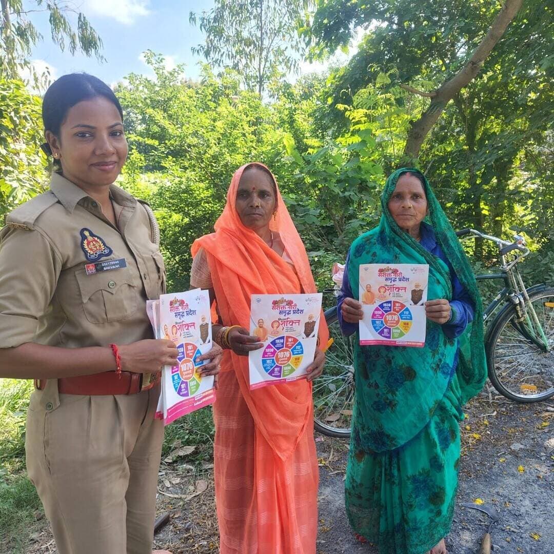 #बलरामपुर पुलिस ने महिलाओं और बालिकाओं को सुरक्षा, अधिकारों व हेल्पलाइन नंबरों के प्रति किया जागरूक
#बलरामपुर। उत्तर प्रदेश शासन की मंशा के अनुरूप महिलाओं एवं बालिकाओं की सुरक्षा, सम्मान और स्वावलंबन के लिए चलाए जा रहे ‘मिशन शक्ति’ अभियान के तहत बलरामपुर पुलिस ने जनपद स्तर पर व्यापक जनजागरूकता कार्यक्रम आयोजित किया।
पुलिस अधीक्षक बलरामपुर मार्तण्ड प्रकाश सिंह के निर्देशन तथा मिशन शक्ति अभियान के नोडल प्रभारी व अपर पुलिस अधीक्षक विशाल पाण्डेय के पर्यवेक्षण में जिले के सभी थाना क्षेत्रों के गांवों, कस्बों और शैक्षणिक संस्थानों में विशेष अभियान चलाया गया।
कार्यक्रम के दौरान समस्त थानों की मिशन शक्ति टीमों ने महिलाओं और बालिकाओं से सीधा संवाद कर उनकी समस्याओं को गंभीरतापूर्वक सुना और उनके त्वरित व प्रभावी निस्तारण के लिए कदम उठाए। इस दौरान बाल विवाह, दहेज प्रथा, घरेलू हिंसा, गुड टच-बैड टच और डिजिटल अरेस्ट जैसे साइबर अपराधों से बचाव के प्रति लोगों को जागरूक किया गया। पुलिस अधिकारियों ने बाल विवाह व दहेज प्रथा को सामाजिक कुरीति तथा दंडनीय अपराध बताते हुए संबंधित कानूनों की विस्तृत जानकारी दी।
आपातकालीन हेल्पलाइन नंबरों की दी जानकारी
महिलाओं को किसी भी आपात स्थिति में तत्काल सहायता प्राप्त करने के लिए महत्वपूर्ण हेल्पलाइन नंबरों के प्रति जागरूक किया गया और पंपलेट वितरित किए गए:
#balrampur #balrampurpolice