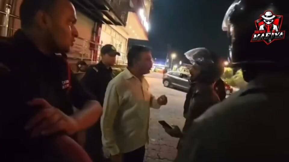 🚨देहरादून में देर रात डिलीवरी बॉय से मारपीट, VIDEO VIRAL
हरिद्वार बायपास रोड पर कैलाश हॉस्पिटल मॉल के पास का बताया जा रहा वीडियो सोशल मीडिया पर तेजी से वायरल है। वीडियो में डिलीवरी बॉय के साथ कुछ लोग मारपीट करते दिखाई दे रहे हैं।
सोशल मीडिया पर घटना को लेकर कई दावे किए जा रहे हैं, हालांकि मारपीट की वजह और पूरे मामले की वास्तविकता की आधिकारिक पुष्टि अभी सामने नहीं आई है।
#ViralVideo #Dehradun #DeliveryBoy #UttarakhandNews #newamafiya #smartbazar #mall