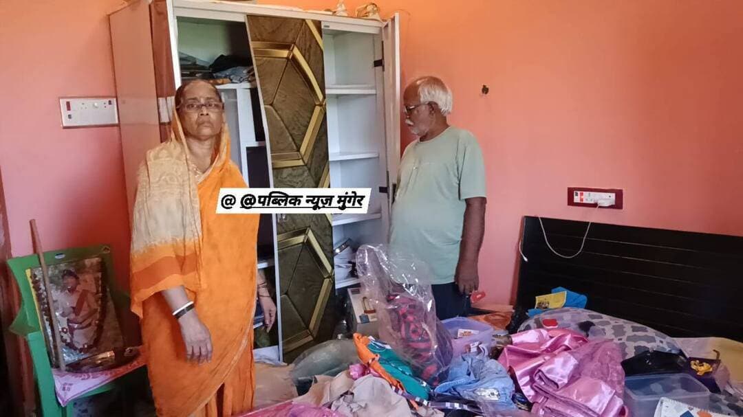 जमालपुर में हथियार के बल पर 18.50 लाख की लूट, गृहस्वामी को बंधक बनाकर वारदात
जमालपुर के फरीदपुर दास टोली में सेवानिवृत्त प्रधानाचार्य मनोज कुमार दास के घर पांच नकाबपोश डकैतों ने लगभग 18.50 लाख रुपये की संपत्ति लूट ली। डकैतों ने परिवार को बंधक बनाकर मारपीट की और फरार हो गए; लूटे गए जेवर उनकी दिवंगत बेटी की शादी के लिए थे।
#Munger #Jamalpur #BreakingNews #Loot #CrimeNews #BiharNews #MungerNews #JamalpurNews #BiharCrime #LatestNews #NewsUpdate #मुंगेर