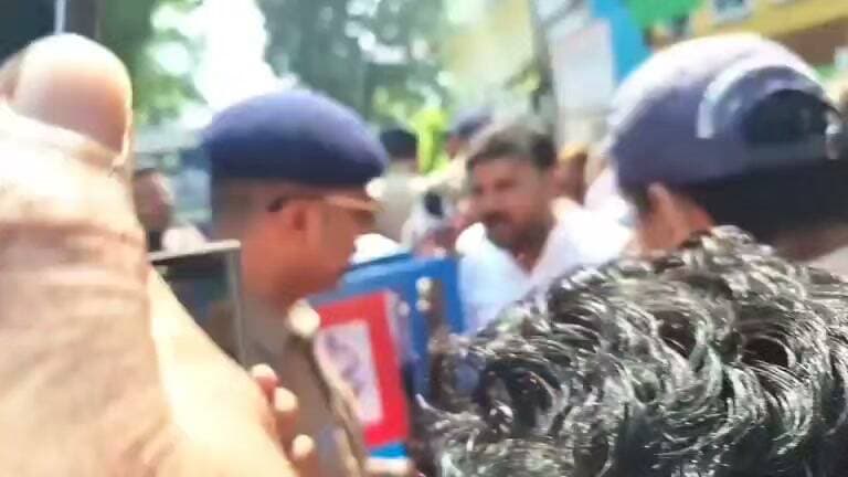 किच्छा में मतदान स्थल पर कांग्रेस प्रत्याशी राजेश और पुलिस इंस्पेक्टर पंकज कुमार की हुई जबसदस्त बहस... बोले राजेश कि तुम कुछ नहीं कर पाओगे मेरा..*