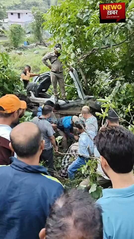 ब्रेकिंग
कुल्लू जिला के आनी उपमंडल आनी के निमला में दर्दनाक हादसा
बीती देर रात गहरी खाई में गिरी कार
4 की मौत,1 गंभीर घायल हरीपुर-नागण क्षेत्र में देर रात हुआ हादसा,
सुबह करीब आठ बजे पुलिस को मिली दुर्घटना की सूचना घायल व्यक्ति को रामपुर रेफर किया
पुलिस ने शवों को कब्जे में लेकर छानवीन की शुरू।
भाजपा विधायक आनी लोकेंद्र कुमार ने घटना स्थल पर पहुंचे रेक्स्यु कार्य मे मदद की।