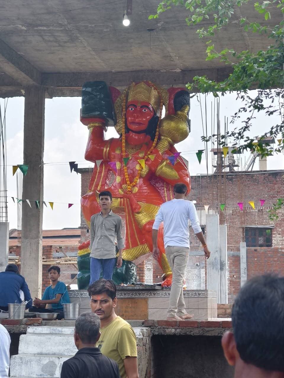 🙏🚩 ककराही पुलिया के पास बड़े हनुमान मंदिर में बुढ़वा मंगल पर भक्ति का महासंगम 🚩🙏
दिबियापुर के ककराही पुलिया के पास स्थित बड़े हनुमान मंदिर में बुढ़वा मंगल के पावन अवसर पर श्रद्धा और भक्ति का अद्भुत माहौल देखने को मिला। मंदिर परिसर में सुंदरकांड पाठ, हवन-पूजन एवं विशाल भंडारे का आयोजन किया जा रहा है, जिसमें बड़ी संख्या में श्रद्धालु शामिल होकर पुण्य लाभ प्राप्त कर रहे हैं।
हनुमान जी महाराज के जयकारों से पूरा वातावरण भक्तिमय हो उठा। श्रद्धालु सुंदरकांड श्रवण कर प्रभु श्रीराम और बजरंगबली का आशीर्वाद प्राप्त कर रहे हैं, वहीं भंडारे में प्रसाद ग्रहण कर रहे हैं।
🌺 संकट मोचन हनुमान की कृपा सभी पर बनी रहे।
🌺 सुख, शांति और समृद्धि का आशीर्वाद सभी को प्राप्त हो।
🙏🚩 जय श्रीराम • जय हनुमान • जय बजरंगबली 🚩🙏
#BudhwaMangal #HanumanJi #Sunderkand #Bhandara #Dibiyapur