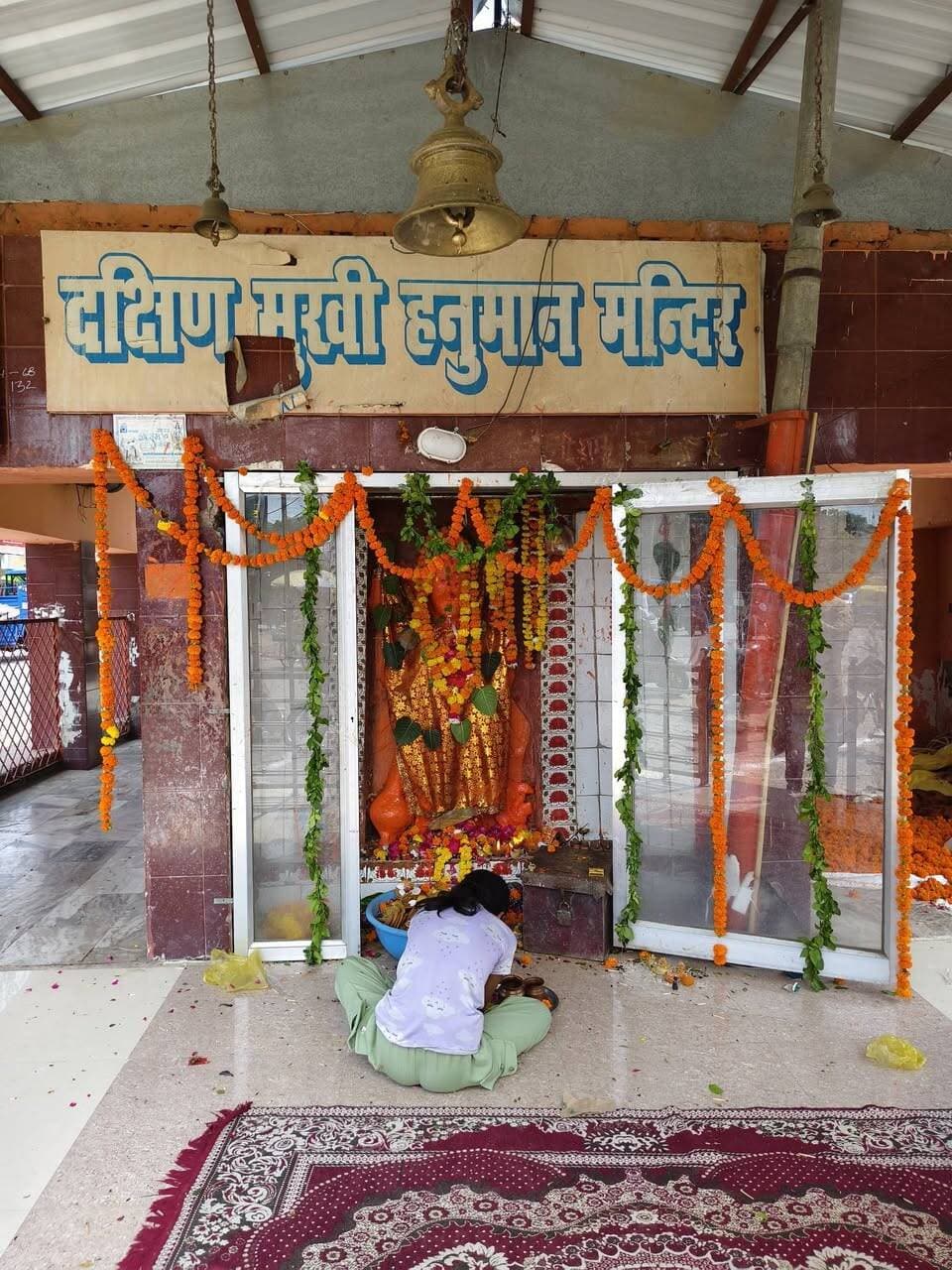 🙏🚩 दिबियापुर में बुढ़वा मंगल पर आस्था का अद्भुत संगम 🚩🙏
दिबियापुर के पेट्रोल पंप तिराहा के पास स्थित दक्षिणमुखी हनुमान जी महाराज के दिव्य दरबार में बुढ़वा मंगल के अवसर पर भव्य सजावट और मनमोहक श्रृंगार किया गया। मंदिर परिसर भक्तों की श्रद्धा, भक्ति और जयकारों से गुंजायमान रहा।
सजावट की मनोहारी छटा और प्रभु के दिव्य दर्शन ने श्रद्धालुओं को भाव-विभोर कर दिया। भक्तों ने हनुमान जी के चरणों में माथा टेककर सुख, शांति और समृद्धि की कामना की।
🌺🙏 जय सीताराम, जय हनुमान 🙏🌺
#Dibiyapur #BudhwaMangal #HanumanJi #JaiHanuman #JaiSitaRam #DibiyapurTheLegend