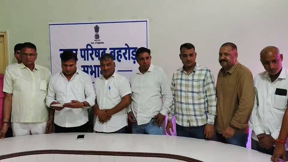 नगरपरिषद उपसभापति पद पर रामनरेश यादव के निर्विरोध निर्वाचित होने पर प्रमाण पत्र सौपते हुए रिटर्निंग अधिकारी पंकज बडगूजर
