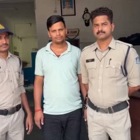 सोशल मीडिया की दोस्ती का फिर सामने आया अविश्वसनीय पहलू, शादी का वादा कर दैहिक शोषण, पटना से आरोपी गिरफ्तार
सतना। सोशल मीडिया पर शुरू हुई दोस्ती कब भरोसे और नजदीकी से होते हुए गंभीर विवाद में बदल जाए, इसका एक और मामला सामने आया है। सिटी कोतवाली क्षेत्र की युवती की सोशल साइट पर दीपू सिंह (28), निवासी लखनपुर, पटना (बिहार) से पहचान हुई। बातचीत का सिलसिला बढ़ा तो दोनों के बीच नजदीकी बढ़ गई। आरोपी कई बार सतना आया और इसी दौरान शादी का वादा कर युवती से शारीरिक संबंध बनाए। युवती जब रिश्ते को शादी का नाम देने के लिए दबाव बनाने लगी तो आरोपी टालमटोल करने लगा और बाद में शादी से मुकर गया। इसके बाद मामला पुलिस तक पहुंचा और 14 जुलाई को पीड़िता ने कोतवाली में शिकायत दर्ज कराई। पुलिस ने बीएनएस की धारा 69 के तहत मामला दर्ज कर आरोपी की तलाश शुरू की। करीब एक माह की जांच के दौरान साइबर सेल से मिले सुराग के आधार पर पुलिस टीम पटना पहुंची और दबिश देकर आरोपी को गिरफ्तार कर ल�