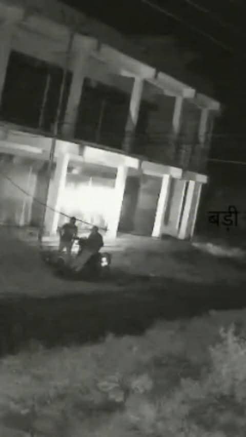 निगरानी के लिए लगा CCTV ही खोल ले गए चोर, दुस्साहस देख पुलिस भी हैरान
दो बाइक सवारों ने रात में पोल से कैमरा उतारा, दूसरे कैमरे में कैद हुई करतूत; वीडियो वायरल
रामनगर। मैहर जिले के रामनगर कस्बे में चोरों का दुस्साहस हैरान करने वाला सामने आया है। नगर परिषद के शॉपिंग कॉम्पलेक्स की निगरानी के लिए सड़क किनारे पोल पर लगाया गया CCTV कैमरा ही दो बाइक सवार चोर खोलकर ले गए। हालांकि उनकी पूरी करतूत पास की दुकान में लगे दूसरे कैमरे में कैद हो गई, जिसका वीडियो सोशल मीडिया पर सामने आया है।रविवार रात करीब 10.48 बजे एक युवक पहले कॉम्पलेक्स की सीढ़ियों पर बैठा नजर आया। कुछ देर बाद उसका साथी बाइक से पहुंचा और दोनों ने एक-दूसरे का सहारा लेकर पोल पर लगा कैमरा खोल लिया और फरार हो गए। सोमवार सुबह व्यापारी ज्ञान प्रकाश तिवारी को कैमरा गायब मिला। फुटेज देखने के बाद उन्होंने थाने में शिकायत दर्ज कराई। पुलिस ने प्रकरण दर्ज कर आरोपियों की तलाश शुरू कर दी है और आसपास लगे अन�