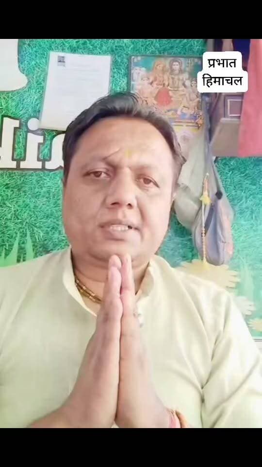 *नोराधार में आधे-अधूरे अस्पताल के उद्घाटन को लेकर विरोध*
सिरमौर के नोराधार क्षेत्र में तैयार किए गए अस्पताल को लेकर अब राजनीति गरमा गई है। करीब 15 पंचायतों के लोगों को बेहतर स्वास्थ्य सुविधाएं उपलब्ध करवाने के उद्देश्य से बनाए गए इस अस्पताल के निर्माण कार्य और यहां उपलब्ध व्यवस्थाओं को लेकर सवाल उठ रहे हैं।
भारतीय जनता पार्टी जिला सिरमौर अनुसूचित जाति मोर्चा के जिला महामंत्री सुनील गोसाईक ने अस्पताल के प्रस्तावित उद्घाटन का विरोध जताया है। उनका आरोप है कि अस्पताल का काम अभी पूरी तरह से पूरा नहीं हुआ है और यहां मरीजों के इलाज के लिए आवश्यक सुविधाएं और पर्याप्त स्टाफ भी उपलब्ध नहीं है।
सुनील गोसाईक का कहना है कि जब अस्पताल में चिकित्सकों और अन्य आवश्यक स्टाफ की व्यवस्था ही नहीं है, तो ऐसे में इसके उद्घाटन का क्या औचित्य है। उन्होंने कहा कि स्वास्थ्य सेवाओं के साथ किसी भी तरह का खिलवाड़ नहीं होना चाहिए, क्योंकि यह सीधे तौर पर आम जनता के जीवन और स्वास्थ्य से जुड़ा विषय है।
उन्होंने सरकार से मांग की कि उद्घाटन से पहले अस्पताल का मौके पर निरीक्षण करवाया जाए और यह जांच की जाए कि अस्पताल में मरीजों के लिए सभी आवश्यक सुविधाएं, उपकरण, डॉक्टर और पैरामेडिकल स्टाफ उपलब्ध हैं या नहीं।
सुनील गोसाईक ने कहा कि इस पूरे मामले को राजनीति से ऊपर उठकर देखा जाना चाहिए। अस्पताल वास्तव में जनता को समर्पित तभी माना जाएगा, जब यहां लोगों को इलाज की पूरी सुविधा मिल सके।
उन्होंने मांग की कि अस्पताल का निर्माण कार्य और तमाम जरूरी व्यवस्थाएं पूरी होने के बाद ही इसका उद्घाटन किया जाए, ताकि नोराधार और आसपास की करीब 15 पंचायतों के लोगों को वास्तव में इसका लाभ मिल सके।