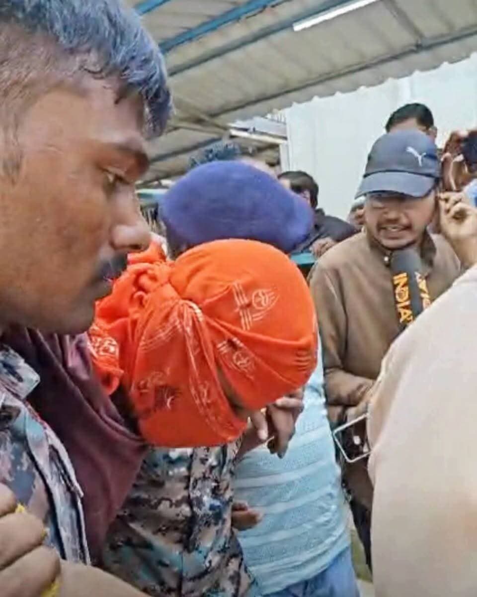 एनकाउंटर के बाद जमुई के आरोपी की तस्वीरें आईं सामने.
जमुई में छात्र-छात्रा के साथ बदसलूकी मामले में पुलिस ने बड़ा एक्शन लिया. मुख्य आरोपी नंदन यादव के साथ पुलिस की मुठभेड़ हुई, जिसमें उसके पैर में गोली लगी है. बिहार के ADG लॉ एंड ऑर्डर के मुताबिक, नंदन पुलिस से बचकर भागने की कोशिश कर रहा था. इसी दौरान मुठभेड़ हुई.
#Jamui #CrimeNews #BiharNews