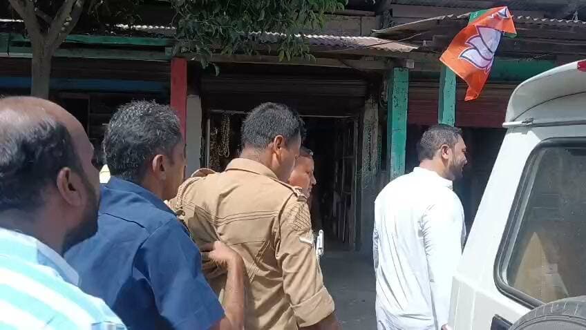 লোকসভাৰ উপনিৰ্বাচনত প্ৰচাৰ কাৰ্য চলাবলৈ গৈ অথন্তৰ বিধায়ক ডাঃ আছিফ নাজাৰৰ। লাহৰীঘাটৰ গৰৈমাৰীত আছিফ নাজাৰ গ বেক ধ্বনি দিয়ে স্থানীয় ৰাইজে। অৱশেষত বাহন লৈ পলায়ন কৰে বিধায়ক!