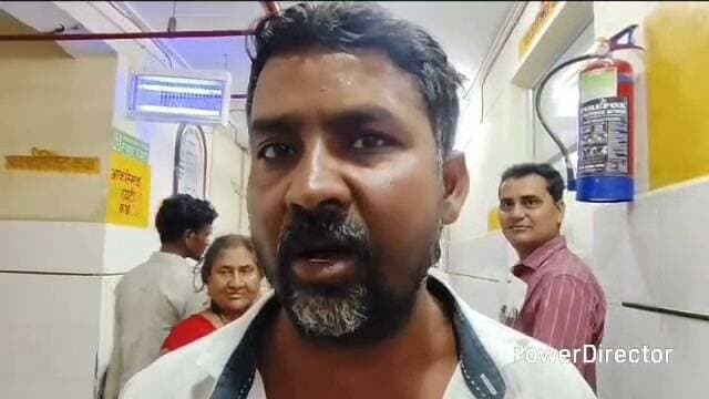 संदिग्ध विस्फोटक फटने से 2 किशोर झुलसेः मैदान में मिले विस्फोटक को पटाखा समझकर लगाई आग;
हालत गंभीर होने पर प्रयागराज रेफर
चित्रकूट में सदर कोतवाली क्षेत्र के तरौंहा के पास रविवार शाम एक मैदान में दो किशोरों को दो संदिग्ध विस्फोटक मिले। किशोरों ने इन्हें पटाखा समझकर कागज पर बारूद निकाला और माचिस से आग लगा दी। आग लगते ही हुए तेज धमाके में दोनों गंभीर रूप से झुलस गए। सोमवार शाम करीब 8 बजे हालत बिगड़ने पर डॉक्टरों दोनों को प्रयागराज रेफर,हालत बिगड़ने पर डॉक्टरों ने दोनों को प्रयागराज रेफर कर दिया।
पटाखा समझकर निकाली थी बारूद
तरौंहा निवासी मनू (15 वर्ष, पुत्र मोहन) और उसका पड़ोसी सुशील (9 वर्ष, पुत्र प्रकाश) रविवार शाम सड़क किनारे मैदान में खेल रहे थे। इसी दौरान उन्हें वहां दो संदिग्ध वस्तुएं पड़ी मिलीं। दोनों ने उन्हें पटाखा समझा और कागज में बारूद निकालकर माचिस से आग लगा दी।
तेज धमाके से झुलसे, प्रयागराज रेफर
बारूद में आग लगने दी भीषण धमाका
चपेट में अन्तर मनू और सुशिल गंभीर रूप से झुलस गए बारूद में आग लगते ही भीषण धमाका हुआ, जिसकी चपेट में आकर मनू और सुशील गंभीर रूप से झुलस गए। धमाके की आवाज सुनकर पहुंचे स्थानीय लोगों ने दोनों को जिला अस्पताल पहुंचाया। प्राथमिक उपचार के बाद भी हालत में सुधार न होने पर सोमवार शाम डॉक्टरों ने दोनों को बेहतर इलाज के लिए प्रयागराज रेफर कर दिया।
इलाके में दहशत, जांच में जुटी पुलिस
चित्रकूट में पहले भी संदिग्ध विस्फोटक मिलने और धमाके की घटनाएं हो चुकी हैं। घटना के बाद से मोहल्ले में दहशत का माहौल है। पुलिस ने मामले का संज्ञान लेकर जांच शुरू कर दी है कि मैदान में विस्फोटक कहां से और किसने रखे थे।