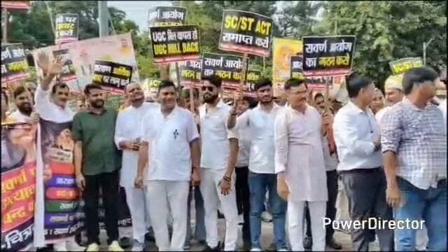 सड़कों पर सवर्ण एकता मंच ने किया प्रदर्शन, मांगे पूरी न हुई तो आंदोलन की चेतावनी
सवर्ण एकता मंच के बैनर तले यूजीसी बिल के खिलाफ विभिन्न संगठनों के समर्थको का सैलाब सड़कों पर उतर पड़ा और बिल का विरोध करते हुए मोदी सरकार से इसे तुरंत वापस करने की मांग की, बिल वापस न होने पर आगे वृहद आंदोलन धरना प्रदर्शन तेज करने की चेतावनी दी। 5 सूत्रीय मांगों का ज्ञापन सदर एसडीएम को सौंपा।
मुख्यालय के धुस मैदान रामलीला भवन में सवर्ण एकता मंच के तत्वाधान में एक जनसभा का आयोजन किया गया जिसमें सवर्ण समाज के विभिन्न संगठनों मैं एक जुटता दिखाते हुए यूजीसी बिल का विरोध किया। इस पर प्रमुख रुप से विभिन्न संगठनों के वक्ताओं बराती लाल पांडेय, शिवशंकर त्रिपाठी, वीरेंद्र पांडेय, राजा सिंह परिहार, विजय शुक्ला , रवि सिंह बघेल, विनोद सिंह, सुरेंद्र द्विवेदी व विनीता द्विवेदी आदि ने अपनी बात रखी और बिल का विरोध करते हुए केंद्र सरकार वापस करने की मांग की ।
जनसभा के बाद धुस मैदान से हाथों में पोस्टर लेकर सैकड़ों समर्थक यूजीसी इक्विटी रेगुलेशन बिल को तत्काल वापस लिया करने, आरक्षण आर्थिक आधार पर दिया जाने, एससी/एसटी एक्ट पूर्णतया समाप्त किया करने, सवर्ण आयोग का गठन करने व सवर्णों पर फर्जी मुकदमे वापस करने जैसी मांगों को लेकर विशाल प्रदर्शन करते हुए पुरानी कोतवाली चौराहा, पुरानी बाजार काली देवी मंदिर चौराहा, धनुष चौराहा पटेल तिराहा होते हुए तहसील पहुंचे जहां राष्ट्रपति को संबोधित 5 सूत्रीय मांगों का ज्ञापन उप जिलाधिकारी सदर अजय कुमार यादव को सौंपा।
इस मौके पर क्षत्रिय महासभा अखिल भारतीय ब्राह्मण एकता परिषद, सवर्ण आर्मी, अखिल भारतीय ब्राह्मण महासभा, करणी सेना, हिंदू महासभा राम पार्टी, राष्ट्रीय अधिकार मोर्चा व परशुराम सेना व इन संगठनों के प्रमुख बराती लाल पांडे, राजा सिंह परिहार बादल पयासी वीरेंद्र पांडे सुशील मिश्रा विजय शुक्ला शिव शंकर त्रिपाठी कुंवर प्रताप सिंह रवि सिंह बघेल दीनबंधु पांडे इंद्रेश त्रिपाठी क्रांति भूषण मिश्रा विपिन पांडे विनीत द्विवेदी विजय सिंह कुलदीप पांडे शेषनारायण बाजपेई अरुण मिश्राअनुज हनुमंत घनश्याम द्विवेदी वीर भगत सिंह आलोक विनोद सिंह शिवम सिंह राहुल सिंह गणेश प्रसाद मिश्रा श्रवण पांडे विकास दुबे संदीप पांडे जितेंद्र सिंह सुरेंद्र द्विवेदी मनोज पांडे चंद्रिका प्रसाद पांडे अतुल द्विवेदी गौरव मिश्रा गंगा प्रसाद अभिषेक द्विवेदी प्रकाश चंद पांडे राजा गौतम आवेशमिश्रा विनीत पांडेय , परमेंद्र अंबुज सिंह धीरज पांडे स्वयं प्रकाश मिश्रा प्रमोद गौतम विपिन तिवारी राजन द्विवेदी विष्णुकांत पांडे विजय त्रिपाठी पुष्पेंद्र त्रिपाठी शेषनारायण बाजपेई अखिलेश पांडे सहित हजारों की संख्या में सर्वण समाज के बुजुर्ग नौजवान उपस्थित रहे सभा का संचालन वीरेंद्र पांडे, डॉ.सुरेंद्र द्विवेदी ने किया।
