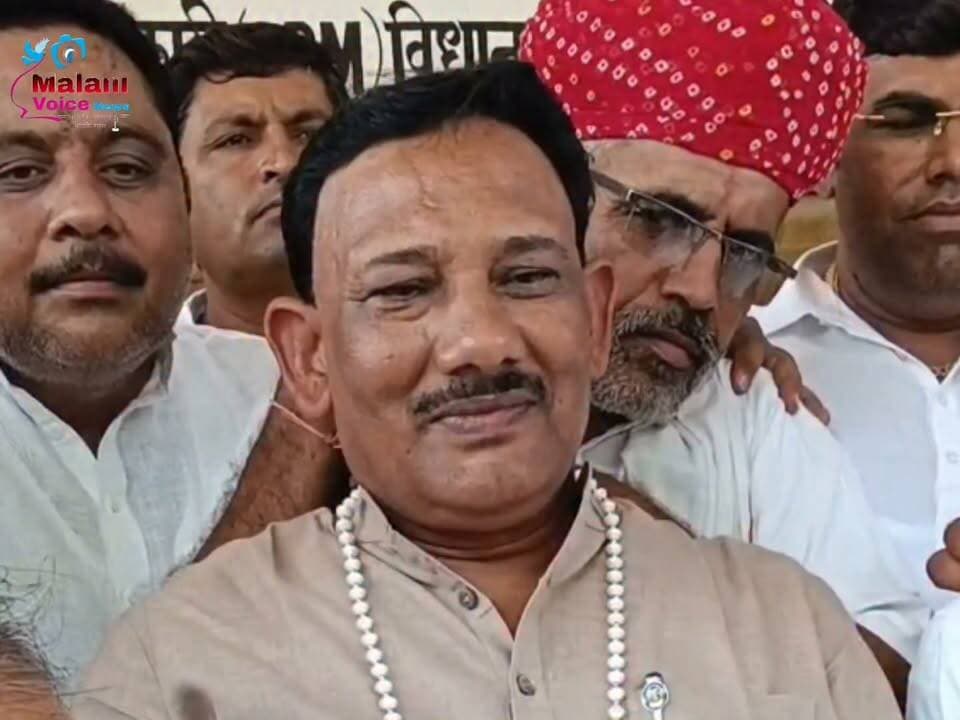 गुड़ामालानी नगरपालिका उपाध्यक्ष पद पर पुरुषोत्तम जैन निर्विरोध निर्वाचित
गुड़ामालानी। नगरपालिका उपाध्यक्ष पद के लिए भाजपा पार्षद पुरुषोत्तम जैन ने भाजपा प्रत्याशी के रूप में नामांकन दाखिल किया। कांग्रेस की ओर से किसी अन्य प्रत्याशी ने नामांकन दाखिल नहीं किया, जिसके बाद पुरुषोत्तम जैन को निर्विरोध उपाध्यक्ष निर्वाचित घोषित किया गया। नामांकन के दौरान नगरपालिका अध्यक्ष शीतल जैन समेत भाजपा के पार्षद मौजूद रहे। गुड़ामालानी नगरपालिका के 20 वार्डों में भाजपा के 11 पार्षद निर्वाचित हुए हैं।