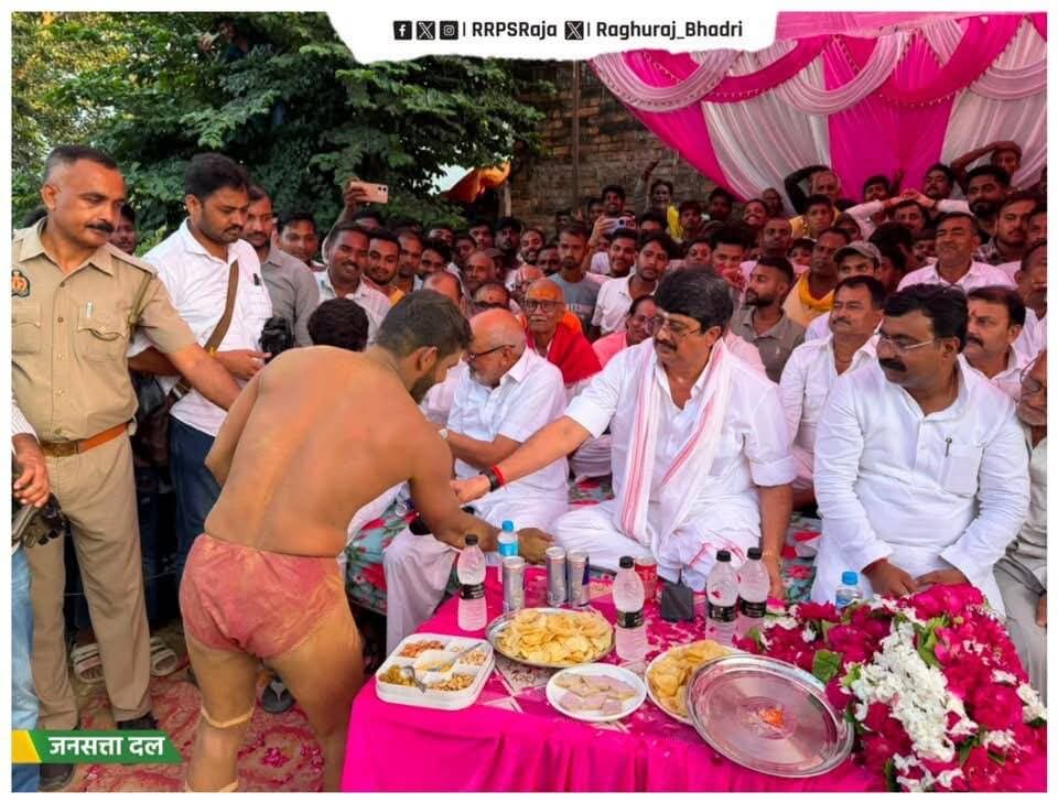 कुंडा विधानसभा क्षेत्र के मल्ला का पुरवा, हथिगवां गांव में आयोजित दो दिवसीय ऐतिहासिक दंगल प्रतियोगिता में बतौर मुख्य अतिथि के रूप में सम्मिलित होने पहुंचे जनसत्ता दल के राष्ट्रीय अध्यक्ष मा. श्री राजा भइया जी ने कुश्ती प्रेमियों एवं उपस्थित जनसमूह को संबोधित किया और अपने उद्बोधन में श्री राजा भइया जी ने कहा कि “ कुश्ती केवल एक प्राचीन खेल नहीं, बल्कि युवाओं के शारीरिक एवं मानसिक स्वास्थ्य को सुदृढ़ बनाने का सशक्त माध्यम भी है। ”
उन्होंने कहा कि आज कुश्ती देखने वालों की रुचि तो बनी हुई है, लेकिन अखाड़े में उतरने का जज्बा धीरे-धीरे कम होता जा रहा है। ऐसे आयोजनों के माध्यम से हमारी पारंपरिक खेल संस्कृति को जीवंत बनाए रखना अत्यंत आवश्यक है।
इस अवसर पर श्री राजा भइया जी ने प्रतियोगिता में विजयी पहलवानों को पुरस्कार राशि प्रदान करके सम्मानित किया तथा आयोजन को सफल बनाने के लिए आयोजन समिति को हृदय से धन्यवाद देते हुए शुभकामनाएं दीं।
#HathigavanDangal2026 #RajaBhaiya #KushtiParampara #Hathigawan #Kunda