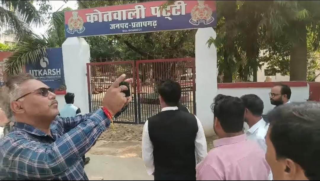 *थाने में युवक की मौत मामले में कोतवाल व विवेचक निलंबित*
प्रतापगढ़ जिले के पट्टी कोतवाली परिसर में सोमवार को 22 वर्षीय अर्जुन की संदिग्ध परिस्थितियों में मौत के मामले में पुलिस ने अपना पक्ष स्पष्ट किया है। पुलिस के अनुसार मामले में प्राप्त तहरीर के आधार पर नामजद और अज्ञात आरोपितों के खिलाफ हत्या, धमकी तथा एससी-एसटी एक्ट की धाराओं में मुकदमा दर्ज कर विवेचना की जा रही है।
पुलिस के मुताबिक, मृतक के शव का पंचायतनामा भरकर पोस्टमार्टम कराया गया है। घटना की जानकारी मिलते ही पुलिस अधीक्षक दीपक भूकर ने मामले का संज्ञान लिया। कर्तव्यों के निर्वहन में प्रथम दृष्टया लापरवाही पाए जाने पर पट्टी थाना प्रभारी निरीक्षक आनंद पाल सिंह और उपनिरीक्षक ओंकार सिंह को तत्काल प्रभाव से निलंबित कर दिया गया। दोनों के खिलाफ विभागीय कार्रवाई भी शुरू कर दी गई है।
पुलिस का कहना है कि मामले की निष्पक्ष और पारदर्शी जांच के लिए कोतवाली परिसर में लगे सीसीटीवी कैमरों की फुटेज सहित अन्य महत्वपूर्ण साक्ष्यों को सुरक्षित किया गया है। वहीं, जिलाधिकारी प्रतापगढ़ की ओर से मजिस्ट्रियल जांच की संस्तुति भी की गई है।
पुलिस के अनुसार विवेचना के दौरान सामने आने वाले तथ्यों और साक्ष्यों के आधार पर आगे की विधिक एवं विभागीय कार्रवाई की जाएगी। मृतक के स्वजन की जायज मांगों पर नियमानुसार हरसंभव सहयोग का आश्वासन भी दिया गया है। मंगलवार को पट्टी के वकीलों ने इस मुद्दे को लेकर विरोध प्रदर्शन किया ।