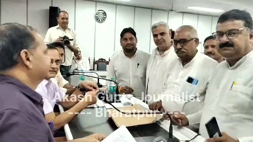 #भरतपुर। नगर निगम डिप्टी मेयर का चुनाव। भाजपा से वार्ड नंबर 2 की पार्षद अंबिका सैनी उम्मीदवार। कांग्रेस से वार्ड नंबर 5 के पार्षद गजेंद्र सिंह उम्मीदवार। दोपहर 2:30 बजे से होगा मतदान।