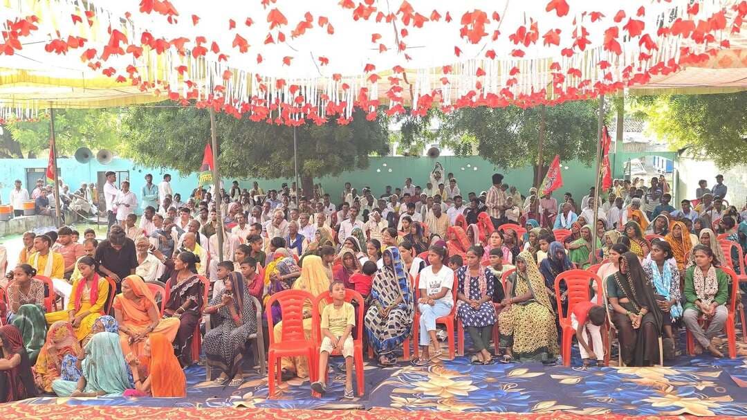 कुरारा क्षेत्र बचरौली में गूंजी PDA जनपंचायत की आवाज, सामाजिक न्याय और समान भागीदारी पर जोर
कुरारा हमीरपुर - विधानसभा हमीरपुर के कुरारा ब्लॉक के ग्राम बचरौली में सोमवार को समाजवादी पार्टी के पूर्व ब्लॉक प्रमुख प्रत्याशी एवं लोहिया वाहिनी के राष्ट्रीय सचिव संजय यादव के संयोजन में विशाल PDA जनपंचायत का आयोजन किया गया। कार्यक्रम में बड़ी संख्या में सपा कार्यकर्ताओं, पदाधिकारियों और स्थानीय लोगों ने सहभागिता की।
कार्यक्रम के मुख्य अतिथि सपा प्रदेश सचिव महेश कश्यप ने PDA की अवधारणा पर विचार रखते हुए कहा कि PDA केवल राजनीतिक नारा नहीं, बल्कि पिछड़े, दलित और अल्पसंख्यक वर्गों को सम्मान, अधिकार और समान भागीदारी दिलाने की विचारधारा है। उन्होंने कार्यकर्ताओं से इस विचारधारा को गांव-गांव तक पहुंचाने का आह्वान किया।
बबेरू विधायक विशम्भर यादव ने कहा कि लोकतंत्र में प्रत्येक वर्ग की भागीदारी और सम्मान जरूरी है। उन्होंने कहा कि PDA का उद्देश्य समाज को बांटना नहीं, बल्कि बराबरी की भागीदारी की अपेक्षा रखने वाले वर्गों को एक मंच पर लाना है।
पूर्व विधायक उदय प्रकाश अहिरवार ने सामाजिक न्याय की लड़ाई को मजबूत करने के लिए जनता और कार्यकर्ताओं के बीच निरंतर संवाद की आवश्यकता बताई। वहीं दीपशिखा श्रीवास ने महिलाओं की भूमिका और सभी वर्गों को समान अवसर दिए जाने पर जोर दिया।
कार्यक्रम की अध्यक्षता सपा जिलाध्यक्ष मोहम्मद इदरीस खान ने की। उन्होंने कहा कि PDA जनपंचायतों के माध्यम से सामाजिक न्याय और समान भागीदारी का संदेश गांव-गांव तक पहुंचाया जाएगा। साथ ही उन्होंने कार्यकर्ताओं से संगठन को बूथ स्तर तक मजबूत करने और जनता के बीच सक्रिय रहने की अपील की।
आयोजक संजय यादव ने अतिथियों एवं उपस्थित लोगों का आभार जताते हुए कहा कि बचरौली की जनपंचायत विभिन्न सामाजिक वर्गों को एक मंच पर लाने की दिशा में महत्वपूर्ण कदम है।
कार्यक्रम में वरिष्ठ सपा नेता शुभकरण सिंह परिहार, पूर्व ब्लॉक प्रमुख नारायण दास अकेला, विधानसभा अध्यक्ष अरुण यादव, जिला उपाध्यक्ष मनप्यारे निषाद, हरनारायण निषाद, मुलायम सिंह यूथ ब्रिगेड जिलाध्यक्ष लाला प्रधान, पूर्व नगरपालिका प्रत्याशी युगांक मिश्रा, नगर अध्यक्ष राघवेन्द्र यादव लकी, जिला मीडिया प्रभारी, अल्पसंख्यक सभा जिलाध्यक्ष रिजवान खान, प्रदेश सचिव ओमप्रकाश सोनकर वारसी, अभिषेक यादव एडवोकेट, शैलेन्द्र निषादराज, सभासद अजय निषाद, सुधीर निषाद, पूर्व चेयरमैन मैयाराम वर्मा, प्रबुद्ध सभा जिलाध्यक्ष सुनील दीक्षित, सांस्कृतिक प्रकोष्ठ जिलाध्यक्ष मोहम्मद सलीम, विधानसभा महासचिव गया प्रसाद अनुरागी, बीरसिंह यादव, राजेश सविता, प्रियम यादव, सोनू यादव, धर्मेन्द्र यादव, विकेश यादव, लल्लू सिंह, कौशल यादव, पवन यादव, अचल यादव प्रधान तथा छात्र सभा जिला उपाध्यक्ष कन्हैया कश्यप सहित बड़ी संख्या में कार्यकर्ता मौजूद रहे।
कार्यक्रम का संचालन जिला कोषाध्यक्ष रण बहादुर यादव ने किया।