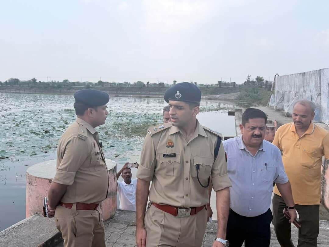 मौदहा कंस मेला स्थल का एसपी ने किया निरीक्षण, सुरक्षा और यातायात व्यवस्था पर दिए निर्देश.
मौदहा हमीरपुर - पुलिस अधीक्षक मृगांक शेखर पाठक ने सोमवार को थाना मौदहा क्षेत्र में आयोजित कंस मेला स्थल का निरीक्षण कर सुरक्षा एवं यातायात व्यवस्था का जायजा लिया। उन्होंने मेला कमेटी के सदस्यों से बातचीत कर आयोजन से संबंधित व्यवस्थाओं की जानकारी ली।
एसपी ने मीरा तालाब, अलाव मैदान और देवी चौराहा सहित मेला क्षेत्र के प्रमुख स्थलों का निरीक्षण किया। इस दौरान उन्होंने पैदल गश्त कर आमजन से संवाद किया और सुरक्षा व्यवस्था की स्थिति देखी। उन्होंने मेला क्षेत्र में शांति एवं कानून-व्यवस्था बनाए रखने के लिए पुलिस बल को आवश्यक दिशा-निर्देश दिए।
एसपी ने मेला के दौरान यातायात व्यवस्था को सुचारू बनाए रखने तथा वाहनों की पार्किंग के लिए उचित व्यवस्था सुनिश्चित करने के निर्देश संबंधित अधिकारियों को दिए। साथ ही भीड़भाड़ वाले क्षेत्रों में सतर्कता बरतने पर जोर दिया।
निरीक्षण के दौरान अपर पुलिस अधीक्षक हमीरपुर, उपजिलाधिकारी मौदहा, प्रभारी निरीक्षक थाना मौदहा समेत अन्य संबंधित अधिकारी एवं कर्मचारी मौजूद रहे।
