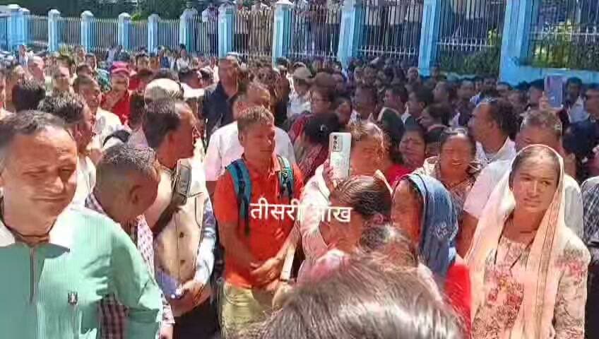 दस सूत्रीय मांगों को लेकर ग्राम प्रधानों का प्रदर्शन, सीडीओ के माध्यम से प्रधानमंत्री को भेजा ज्ञापन
पौड़ी। ग्राम प्रधानों ने स्वास्थ्य व जीवन बीमा, न्यूनतम 20 हजार रुपये मानदेय और वीबीजीरामजी योजना में श्रमिकों की उपस्थिति पूरी तरह ऑफलाइन करने समेत दस सूत्रीय मांगों को लेकर विकास भवन परिसर में जोरदार प्रदर्शन किया। 15 विकासखंडों से पहुंचे करीब डेढ़ से दो सौ ग्राम प्रधानों ने कंडोलिया चौक से विकास भवन तक नारेबाजी करते हुए रैली निकाली। ग्राम प्रधानों ने सीडीओ के माध्यम से प्रधानमंत्री को ज्ञापन भेजते हुए पहाड़ी दालों की टोकरी भी उपहार स्वरूप प्रेषित की। प्रधानों ने मांगें जल्द पूरी नहीं होने पर उग्र आंदोलन की चेतावनी दी।