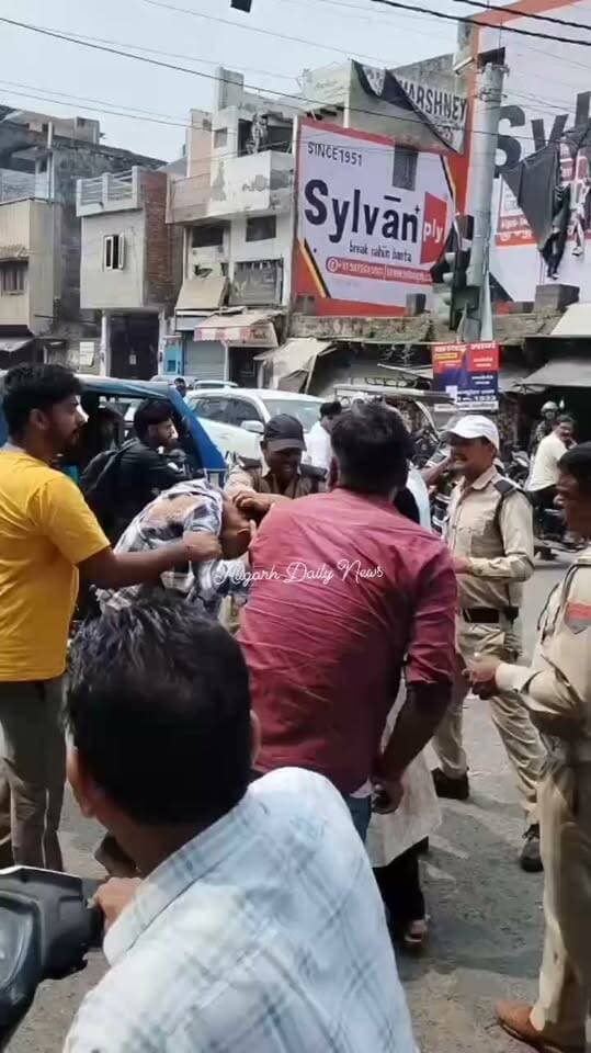 #अलीगढ़ में ट्रैफिक लाइट पर महिला ने किया जमकर हंगामा,ड्यूटी पर तैनात ट्रैफिक पुलिस कर्मी के साथ की मारपीट,मारपीट का लाइव वीडियो सोशल मीडिया पर जमकर वायरल हो रहा है, वायरल वीडियो में वर्दी में तैनात सिपाही के साथ महिला मारपीट करती हुई नजर आ रही है,बेटे के साथ बाइक से जा रही महिला के साथ मामूलीसी बात को लेकर ट्रैफिक पुलिस कर्मी से हुआ था विवाद,स्थानीय लोगों के हस्तक्षेप के बाद मामला शांत हुआ,मौके पर पहुंची पुलिस घटना की जांच पड़ताल में जुटी हुई है,गांधी पार्क थाना इलाके के दुबे के पडाव चौराहे की घटना