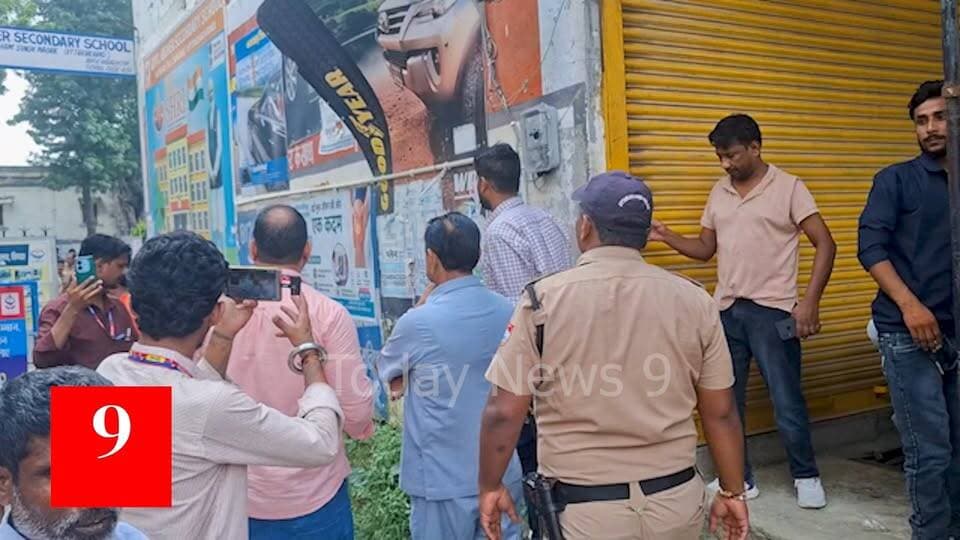 मतदान केंद्र के अन्दर झगड़ा कर रहे दो युवकों के साथ देखिये पुलिस ने क्या किया?