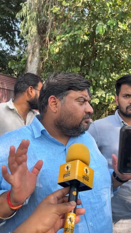 मतदान केंद्र के बाहर विधायक तिलक राज बेहड़ की मौजूदगी से दुसरे पक्ष के समर्थक नाराज़