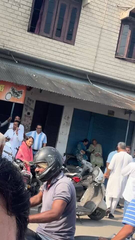 टैक्सी नंबर की गाड़ी में से वोटरों के उतरने पर हंगामा