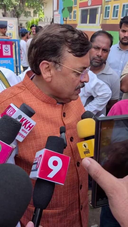पूर्व विधायक राजेश शुक्ला पहुंचे मतदान केंद्र, लिया जायज़ा
