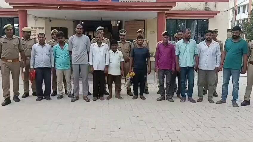 एनबीडब्ल्यू वारंटियों पर पुलिस की कार्रवाई, 11 गिरफ्तार, एनबीडब्ल्यू वारंटियों के खिलाफ तहबरपुर पुलिस की बड़ी कार्रवाई, 11 गिरफ्तार
आजमगढ़
https://abckhabar.in/?p=8486