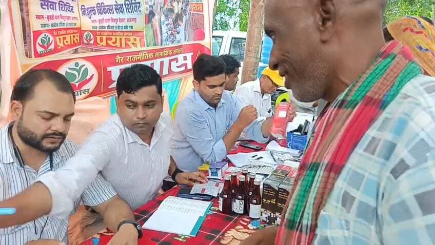 बाढ़ के बाद बीमारियों से जूझ रहे देवारा के लोगों का सहारा बना प्रयास, कुड़ही ढाला पर निःशुल्क चिकित्सा शिविर, करीब 500 मरीजों का हुआ उपचार
https://abckhabar.in/?p=8477