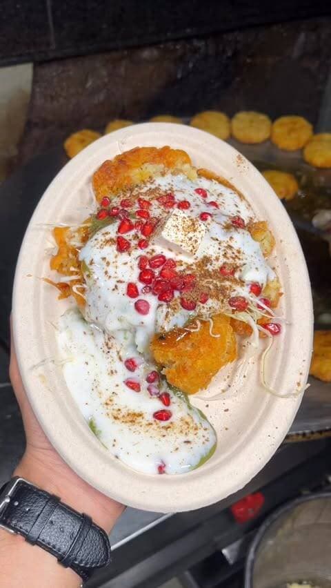 Badiya si tikki khaane ka maan karjaye, ya khaane ho ache Dahi Bhalle to bas seedha aajao @raju_chaatbhandar Bharat Nagar.
Swad aisa ki ek baar khaaoge baar baar aaoge !!!
#chaat #viralreels #delhistreetfood #indianstreetfood #viralvideos