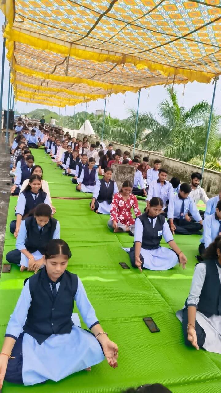🔹सेवा संकल्प अभियान
🔹नर्मदापुरम में सेवा संकल्प अभियान के तहत योग एवं ध्यान शिविर का आयोजन
➡️ शासकीय पॉलीटेक्निक महाविद्यालय, नर्मदापुरम में "सेवा संकल्प अभियान-2026" के अंतर्गत सोमवार को विशेष योग एवं ध्यान शिविर का आयोजन किया गया। शिविर का उद्देश्य विद्यार्थियों में स्वस्थ जीवनशैली, मानसिक एकाग्रता और अनुशासन की भावना को विकसित करना रहा।
शिविर में मुख्य मार्गदर्शक के रूप में पीएम श्री शासकीय नर्मदा महाविद्यालय, नर्मदापुरम के प्रोफेसर डॉ. कमल वाधवा एवं डॉ. योगेश खण्डेलवाल ने ध्यान के विभिन्न पहलुओं पर विद्यार्थियों एवं स्टाफ को विस्तृत मार्गदर्शन प्रदान किया।
इस अवसर पर नेचर योगा के प्रशिक्षक श्री नरेन्द्र गौर एवं हार्टफुलनेस एजुकेशन ट्रस्ट की ओर से योग, सूर्य नमस्कार एवं प्राणायाम का पूर्ण प्रशिक्षण व अभ्यास कराया गया। प्रशिक्षकों ने बताया कि नियमित योगाभ्यास शारीरिक स्वास्थ्य के साथ-साथ मानसिक एकाग्रता, तनाव नियंत्रण एवं सकारात्मक सोच विकसित करने में अत्यंत सहायक है।
कार्यक्रम में वक्ताओं ने कहा कि स्वस्थ शरीर और सकारात्मक सोच के साथ विद्यार्थी समाज में सेवा, सहयोग एवं जागरूकता की भावना को आगे बढ़ा सकते हैं।
महाविद्यालय के प्राचार्य डॉ. पी.सी. नरवरे ने अपने उद्बोधन में विद्यार्थियों को "स्वस्थ विद्यार्थी - स्वस्थ समाज" की भावना के साथ नियमित योग एवं व्यायाम को दिनचर्या में शामिल करने तथा सेवा कार्यों में सहभागिता का संदेश दिया। उन्होंने आभार व्यक्त करते हुए कहा कि स्वस्थ शरीर और स्वस्थ मन ही सेवा एवं राष्ट्र निर्माण की मजबूत आधारशिला हैं।
शिविर में विभागाध्यक्ष श्री आर. आर. चन्द्राकर, श्री देवेश तिवारी, श्री अंकुर सक्सेना, श्री सौरभ कैथवास, श्री सिद्धार्थ जाउरकर, श्री अजय कुमार चंडाले सहित समस्त व्याख्याता, कर्मचारी एवं बड़ी संख्या में विद्यार्थियों ने उत्साहपूर्वक भाग लिया। मंच संचालन श्री देवी प्रसाद मेहर द्वारा किया गया। शिविर के अंत में सभी प्रतिभागियों ने नियमित योगाभ्यास एवं सेवा कार्यों में निरंतर सहभागिता का संकल्प लिया।
#सेवा_संकल्प_अभियान #SevaSankalpAbhiyan CM Madhya Pradesh Dr Mohan Yadav Jansampark Madhya Pradesh General Administration Department, MP Department of School Education, Madhya Pradesh Department of Higher Education, Madhya Pradesh