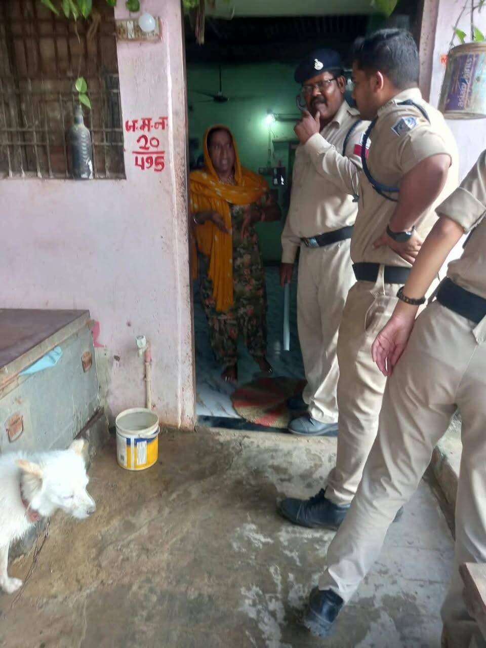 🔹नर्मदापुरम में अवैध शराब के खिलाफ बड़ी कार्रवाई, 45 लीटर कच्ची शराब और 205 किलो लहान जब्त
➡️कलेक्टर नर्मदापुरम श्री सोमेश मिश्रा के आदेशानुसार और जिला आबकारी अधिकारी डॉ. राजीव प्रसाद द्विवेदी के मार्गदर्शन में अवैध मदिरा विक्रय के विरुद्ध चलाए जा रहे अभियान के तहत आबकारी विभाग ने रविवार को बड़ी कार्रवाई की है।
➡️अभियान के तहत जिले के सभी व्रत क्षेत्रों में दबिश देकर मध्य प्रदेश आबकारी अधिनियम के तहत कुल 9 प्रकरण कायम किए गए हैं। कार्रवाई के दौरान 45 लीटर कच्ची हाथ भट्टी शराब और 205 किलोग्राम महुआ लहान जब्त किया गया, जिसकी अनुमानित कीमत 29,500 रुपये आंकी गई है। इसके साथ ही विभाग द्वारा जिले की देशी-विदेशी मदिरा दुकानों का सघन निरीक्षण किया गया, जिसमें अनियमितता पाए जाने पर 11 विभागीय प्रकरण भी दर्ज किए गए हैं।
➡️उक्त कार्रवाई में सहायक जिला आबकारी अधिकारी, आबकारी उपनिरीक्षकों, मुख्य आरक्षकों एवं आरक्षकों के दल का सराहनीय योगदान रहा। जिला आबकारी अधिकारी डॉ. द्विवेदी ने बताया कि जिले में अवैध मदिरा के निर्माण, विक्रय और परिवहन के विरुद्ध यह अभियान निरंतर जारी रहेगा।
CM Madhya Pradesh Dr Mohan Yadav Jansampark Madhya Pradesh General Administration Department, MP Home Department of Madhya Pradesh